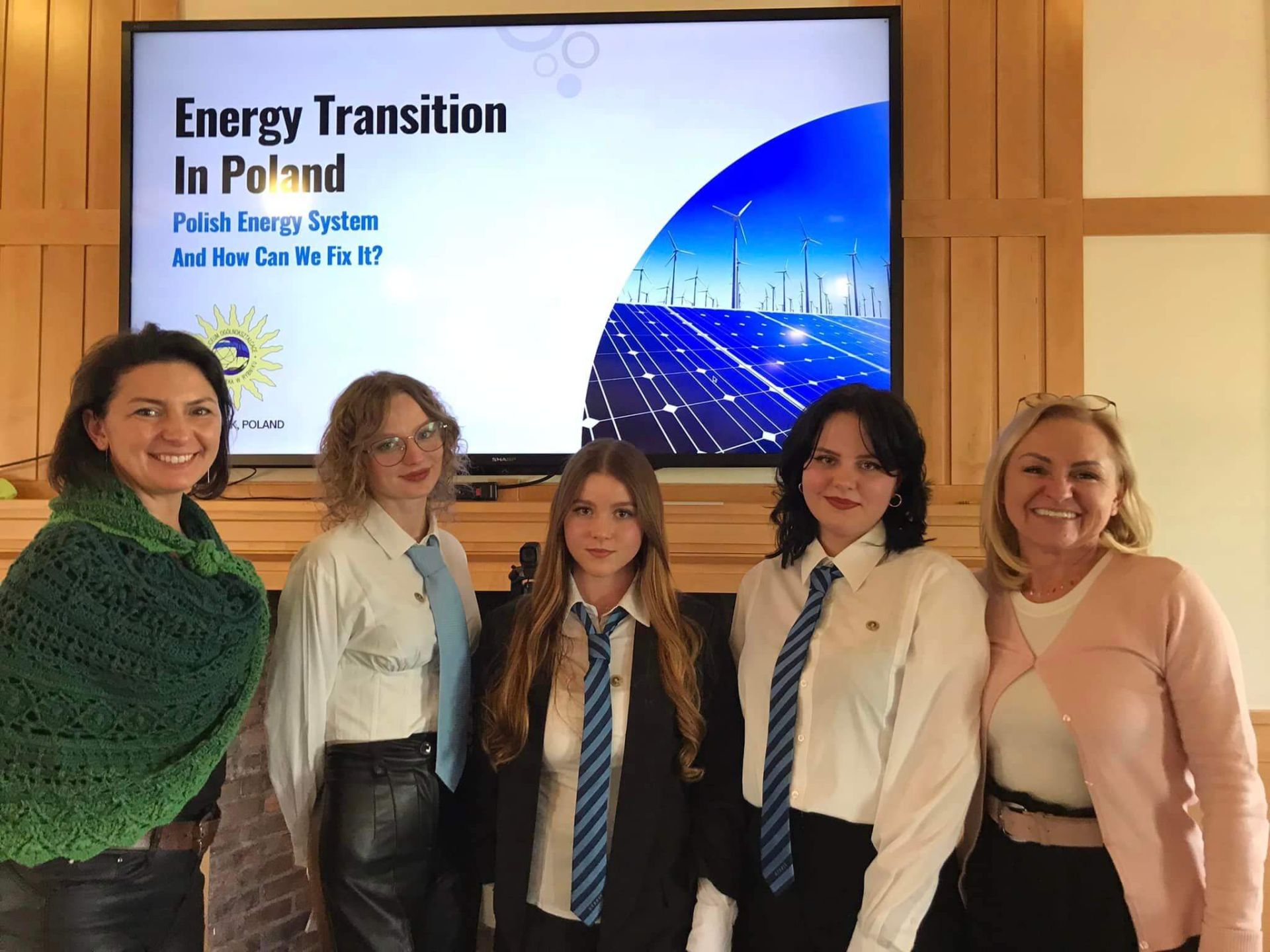 - W Bostonie uczennice opowiadały, dlaczego polski system energetyczny wciąż oparty jest na węglu oraz o następującej w Rybniku transformacji energetycznej - opowiada dyrektor Małgorzata Wróbel. Zdj. Arch. szkoły 